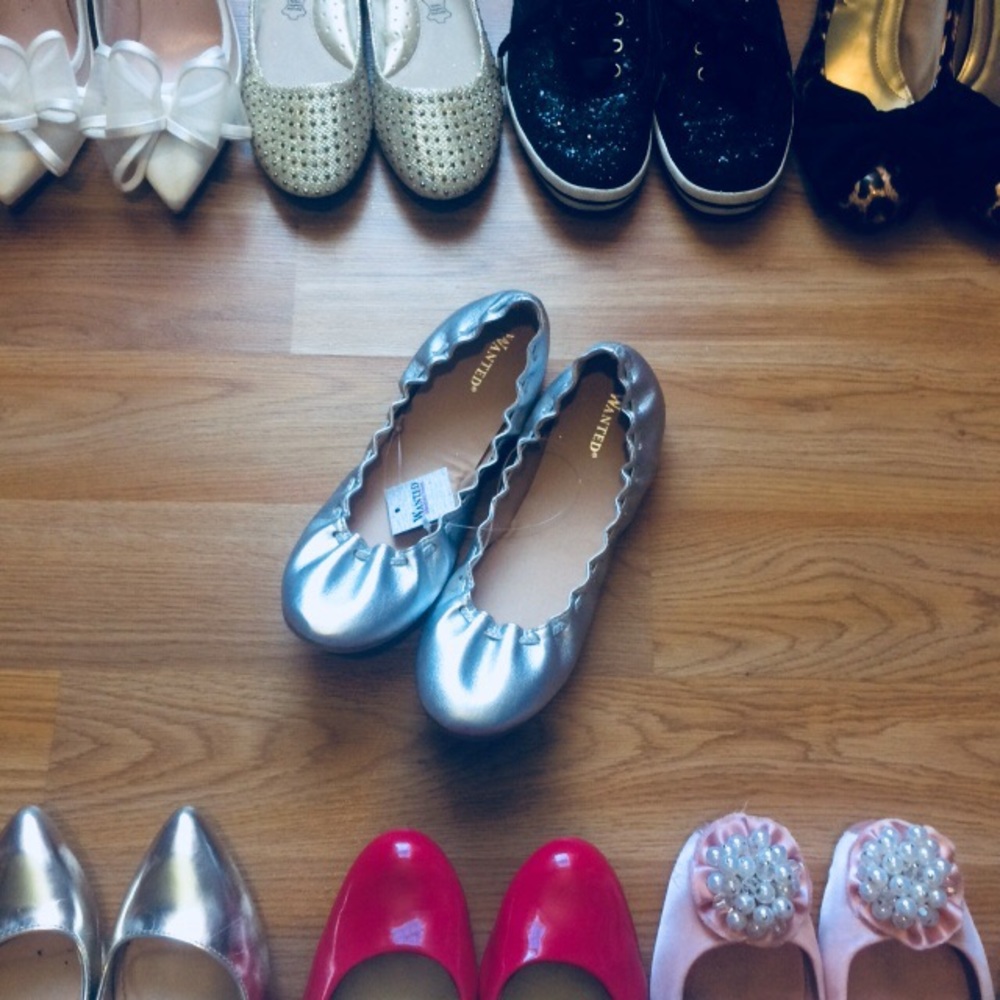 curl-up silver metallic flats. Ballet flats